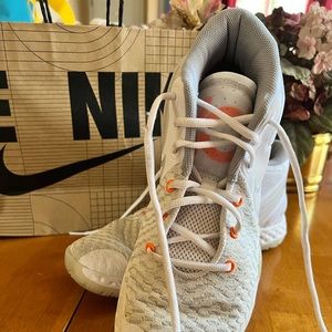 Size 11 Nike Tennis Shoe